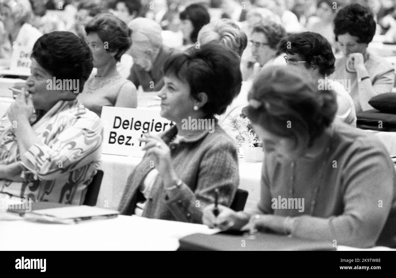 The central theme of the 7th IG Metall Women's Conference, here on 24. 9. 1970 in Dortmund, was the pursuit of equal pay, Germany Stock Photo