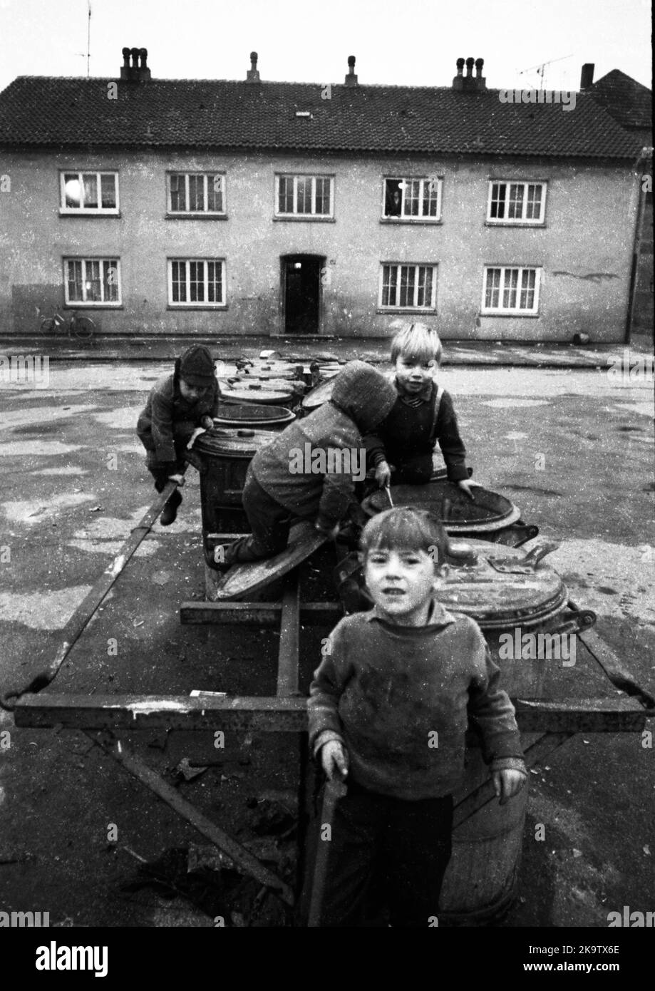 Life, poverty and child wealth in a homeless shelter on 13. 12. 1971 in the pre-Christmas period in Essen, Germany Stock Photo