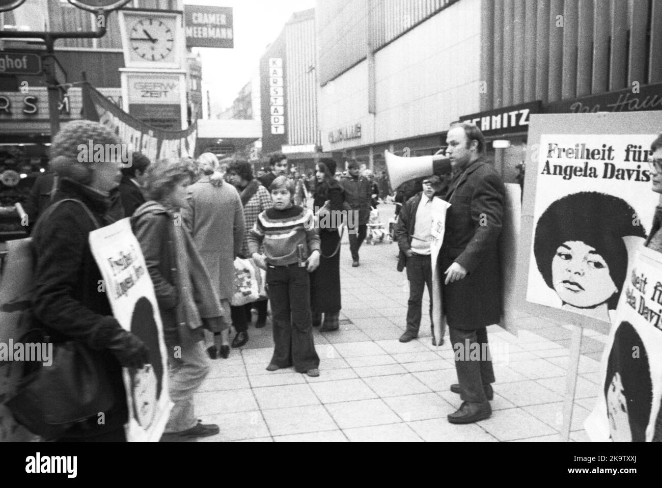 Collection of signatures and protest for the release of US-saenger Angela Davis on 22. 1. 1972 on the Dortmunder Westenhellweg, Germany Stock Photo