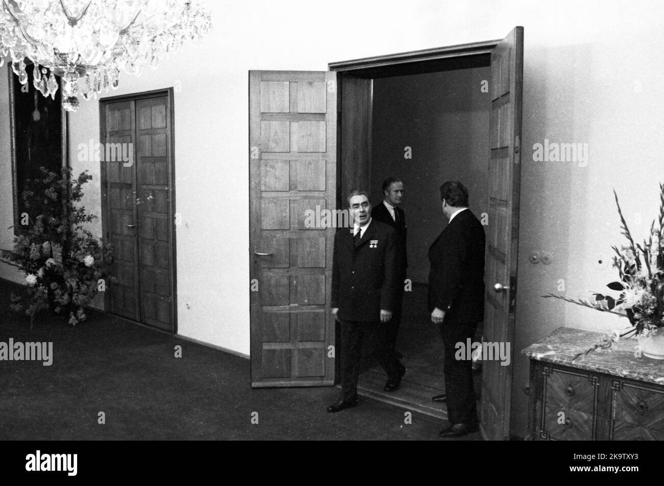 On the arrival of the Soviet head of state and party Leonid Brezhnev by Willy Brandt on 18. 5. 1973, the government had its first meeting with Leonid Stock Photo