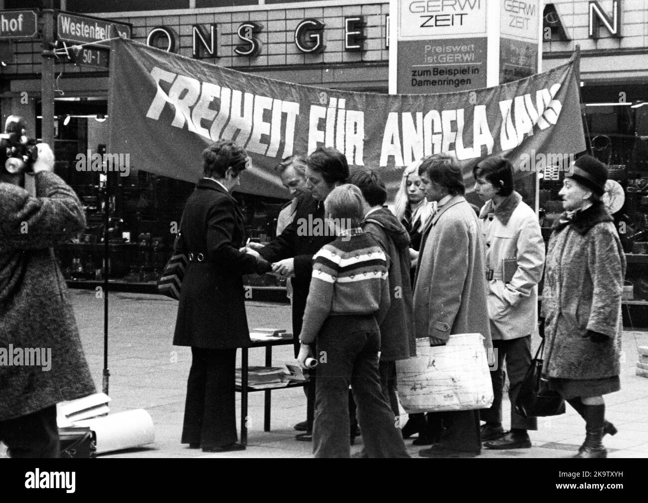 Collection of signatures and protest for the release of US-saenger ...