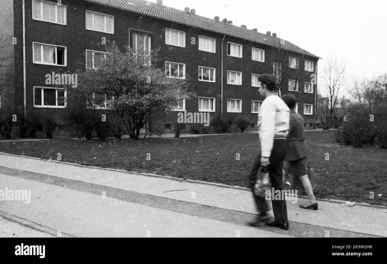 The everyday life of a family of a worker with three children on 18. 4. 1972 in Gelsenkirchen. At the housing estate, Germany Stock Photo