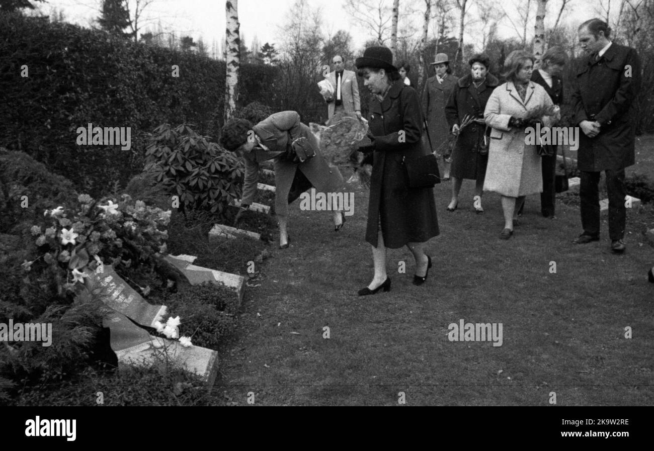 These woman and men celebrated International Women's Day in Rheinhausen on 8 March 1972 by paying tribute to the Soviet dead of the Second World War Stock Photo