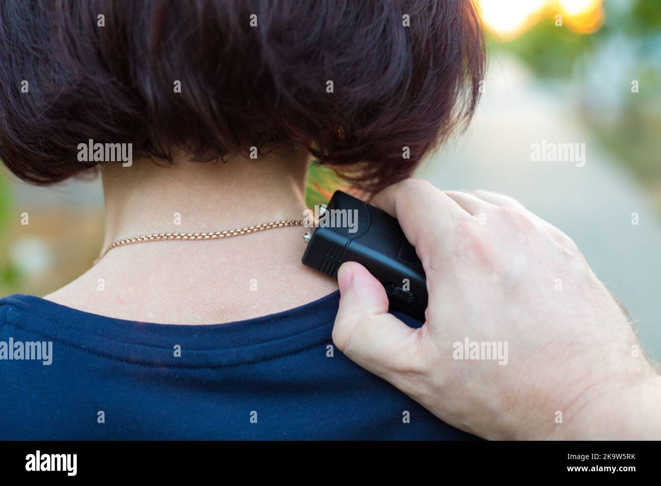 Attack on a woman with an electric shocker, electric shock to the neck