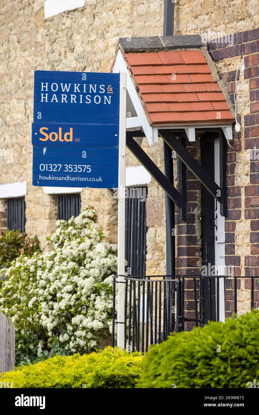 Houses uk for sale sign hires stock photography and images Alamy