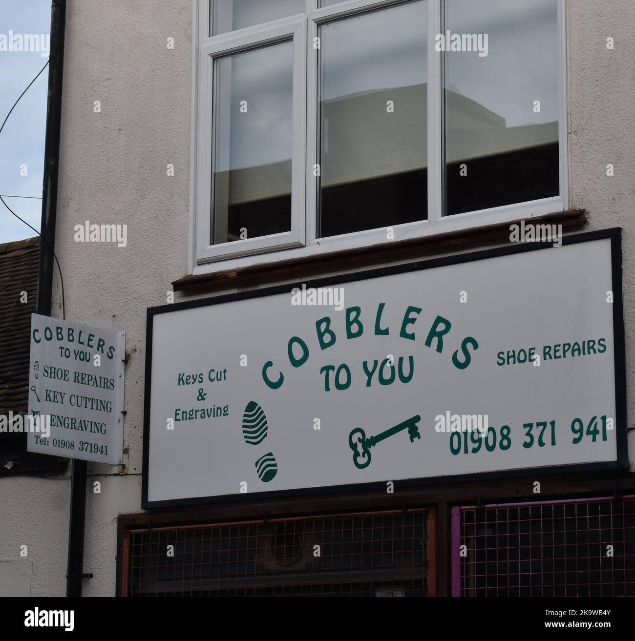 'Cobblers to you' - a sign at a shoe repair shop in Oxford Street, Bletchley. Stock Photo