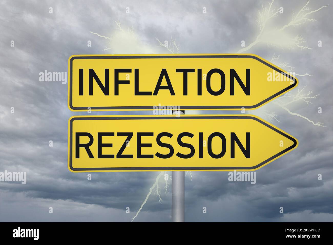 Symbolbild Rezession: Düsterer Himmel mit Blitz und Schilder die in Richtung Inflation und Rezession zeigen (Composing) Stock Photo