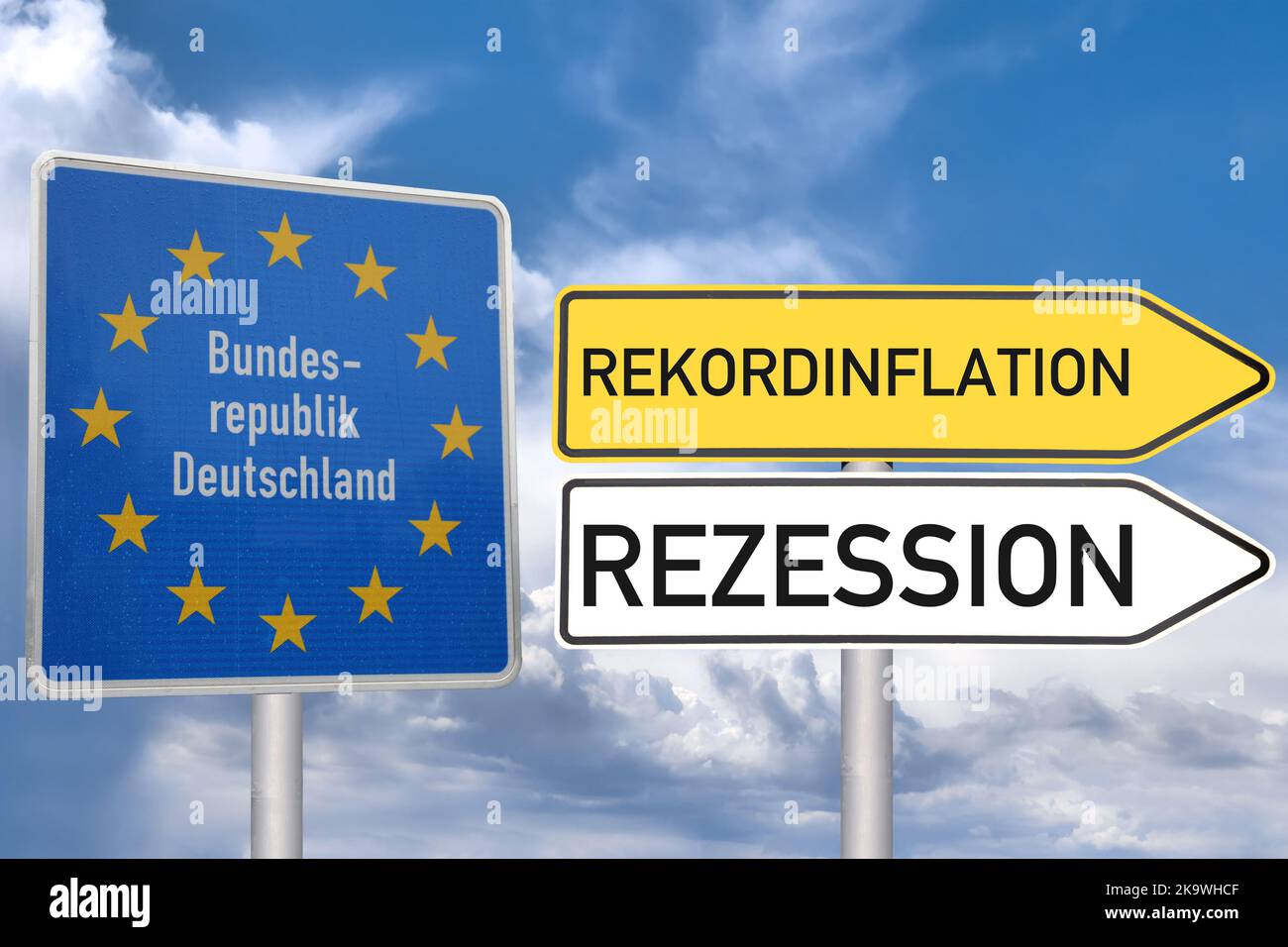 Symbolbild Rezession: Grenzschild der Bundesrepublik Deutschland, daneben zeigen Schilder in Richtung Rekordinflation und Rezession (Composing) Stock Photo