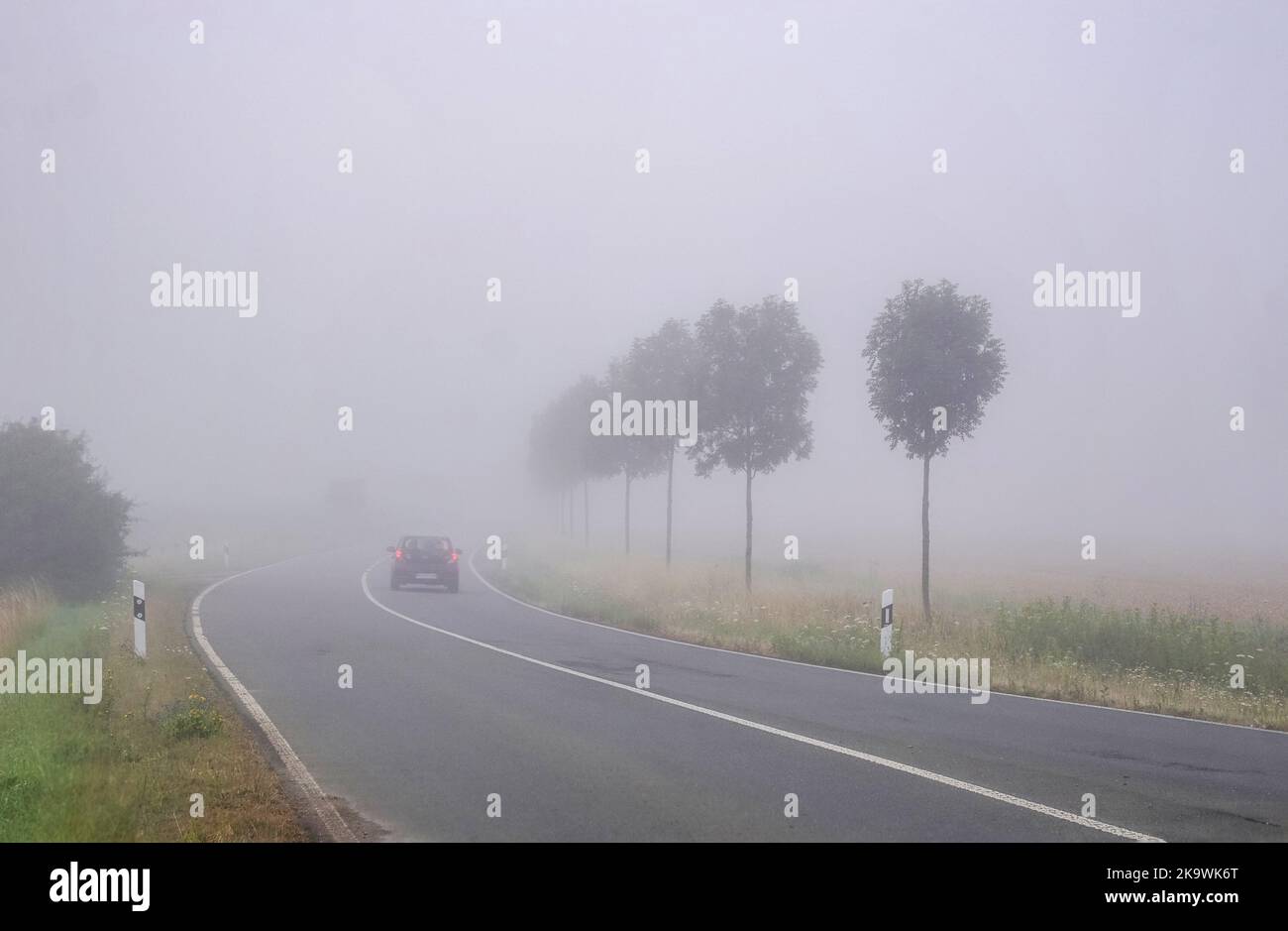 Auto verschwindet im Nebel vor Neuenbeken Stock Photo