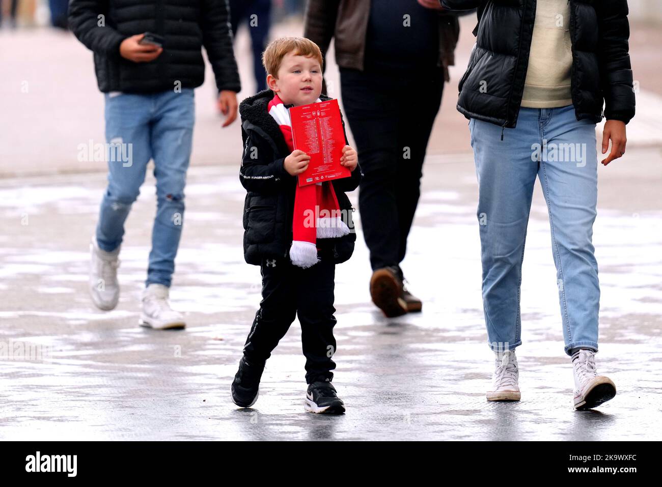 A fan arrives emirates stadium hi-res stock photography and images - Alamy
