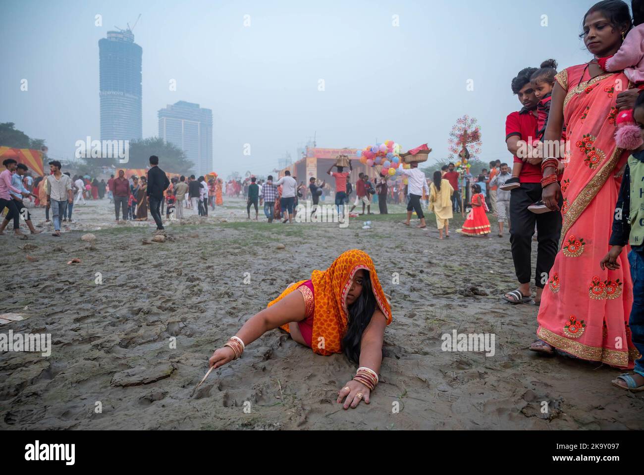 Noida, India. 30th Oct, 2022. A woman devotee performs religious rituals going towards Yamuna river to celebrate Chhath puja near Kalindi Kunj Barrage, Noida. Chhath puja is dedicated to the sun god Surya, Chhath festival is an ancient Hindu festival historically native to the Indian subcontinent, more specifically, the Indian states of Bihar, Uttar Pradesh, West Bengal, Jharkhand etc. (Photo by Pradeep Gaur/SOPA Images/Sipa USA) Credit: Sipa USA/Alamy Live News Stock Photo