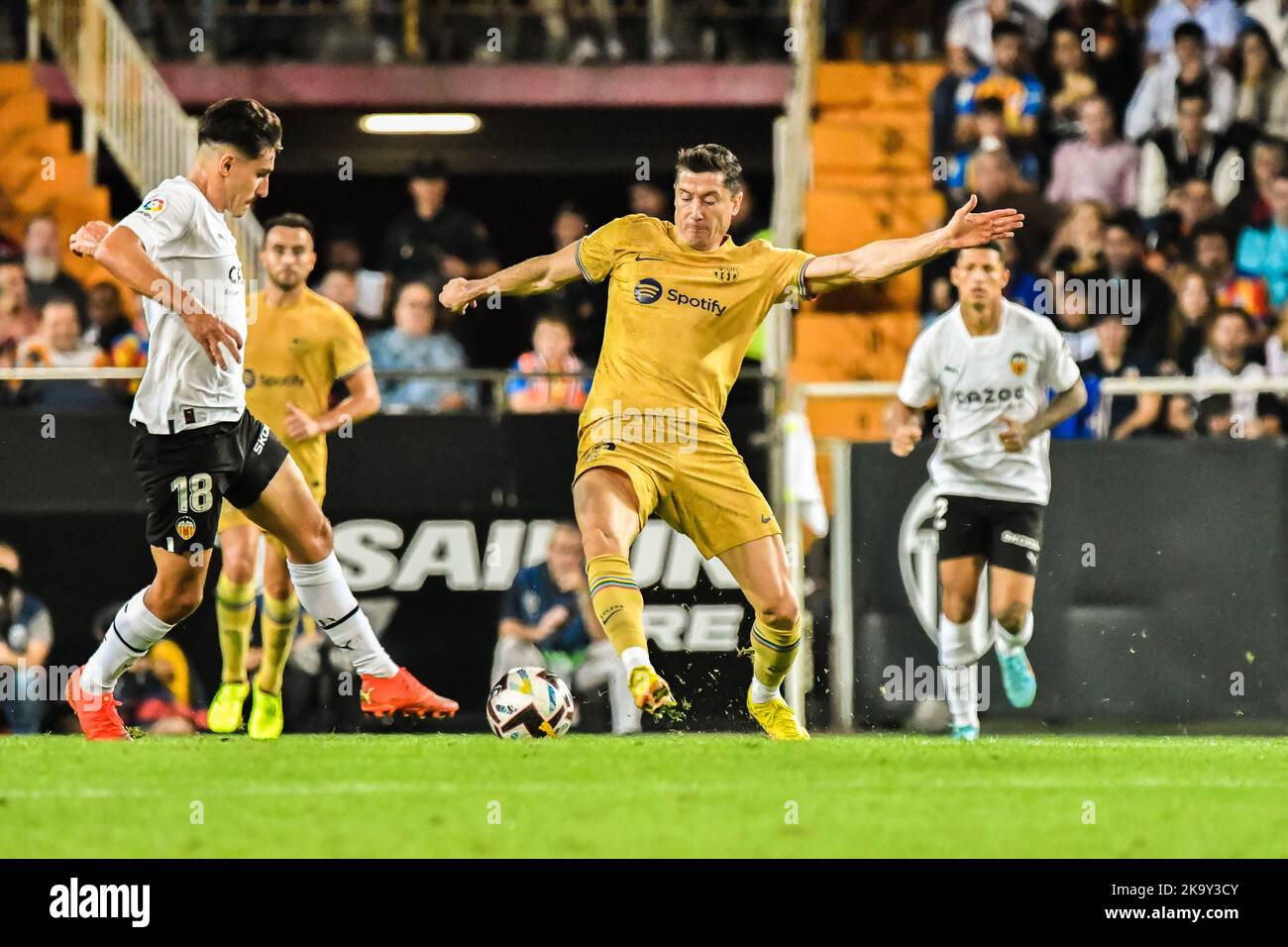 VALENCIA, SPAIN - OCTOBR  29: Robert Lewandowski of FC Barcelona during the match between Valencia CF and FC Barcelona of La Liga Santander on October 29, 2022 at Mestalla in Valencia, Spain. (Photo by Samuel Carreño/ PX Images) Credit: Px Images/Alamy Live News Stock Photo