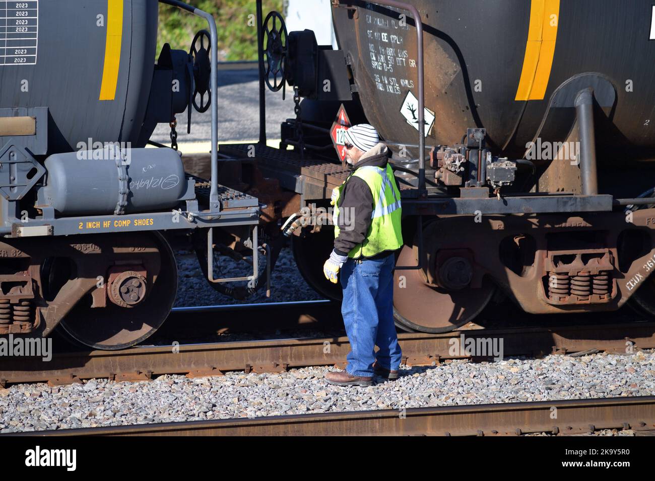 Schiller Park, Illinois, USA. A railroad worker waits to uncouple a string of freight cars in a rail yard. Stock Photo