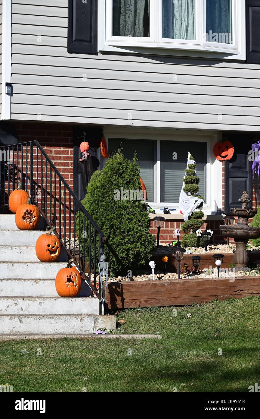 Streamwood, Illinois, USA. Its that time of year where ghosts, goblins, black cats and even pumpkins, such as displayed at this home. Stock Photo