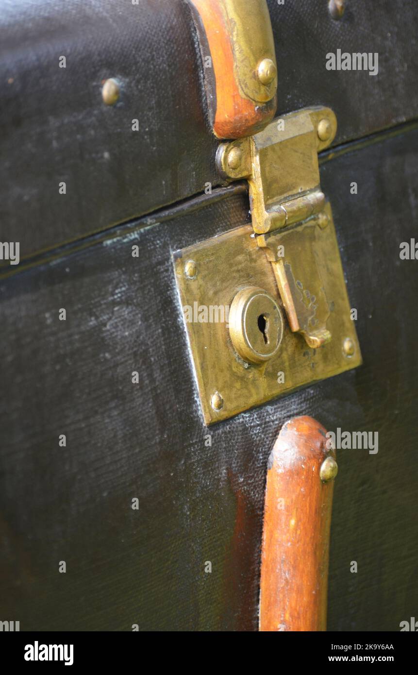 Old fashioned trunk hi-res stock photography and images - Alamy