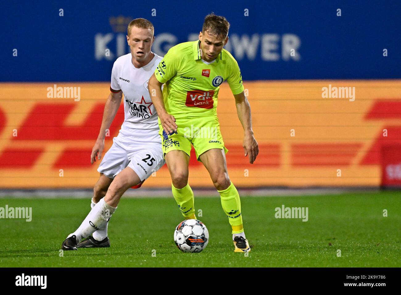 OHL's Louis Patris and Gent's Andrew Hjulsager fight for the ball
