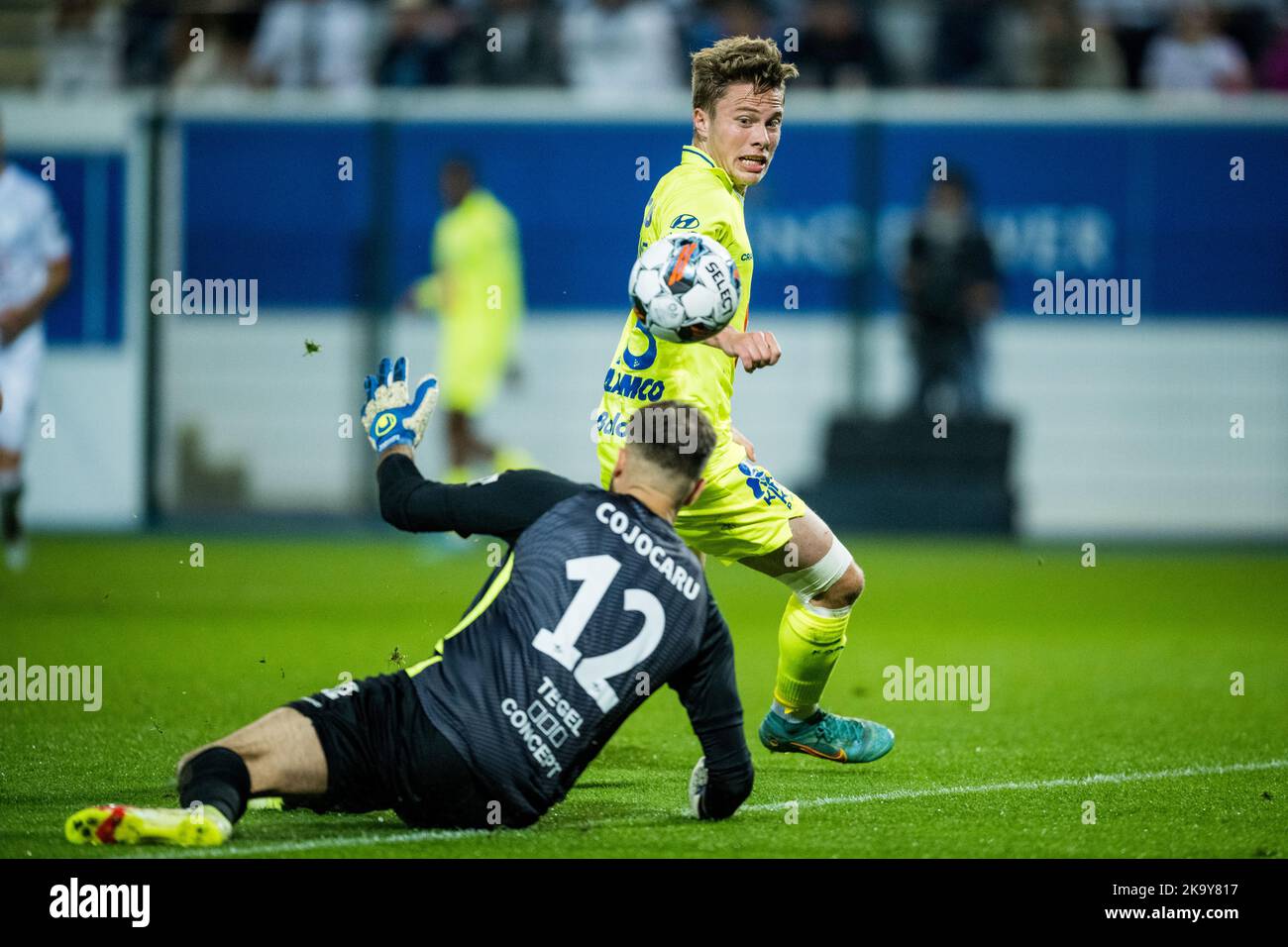 OHL's goalkeeper Valentin Cojocaru and Gent's Matisse Samoise fight for