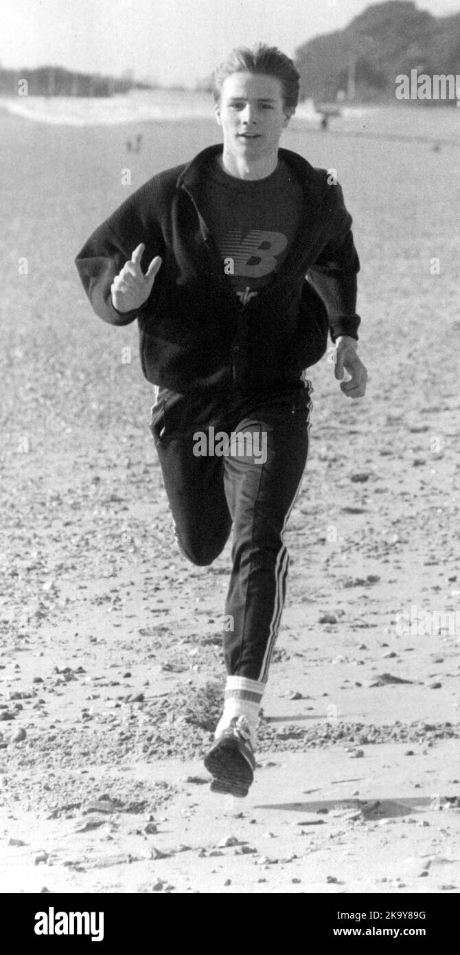 TOP ATHLETE ROGER BLACK TRAINS ON THE BEACH AT LEE ON THE SOLENT. PIC MIKE WALKER, PORTSMOUTH