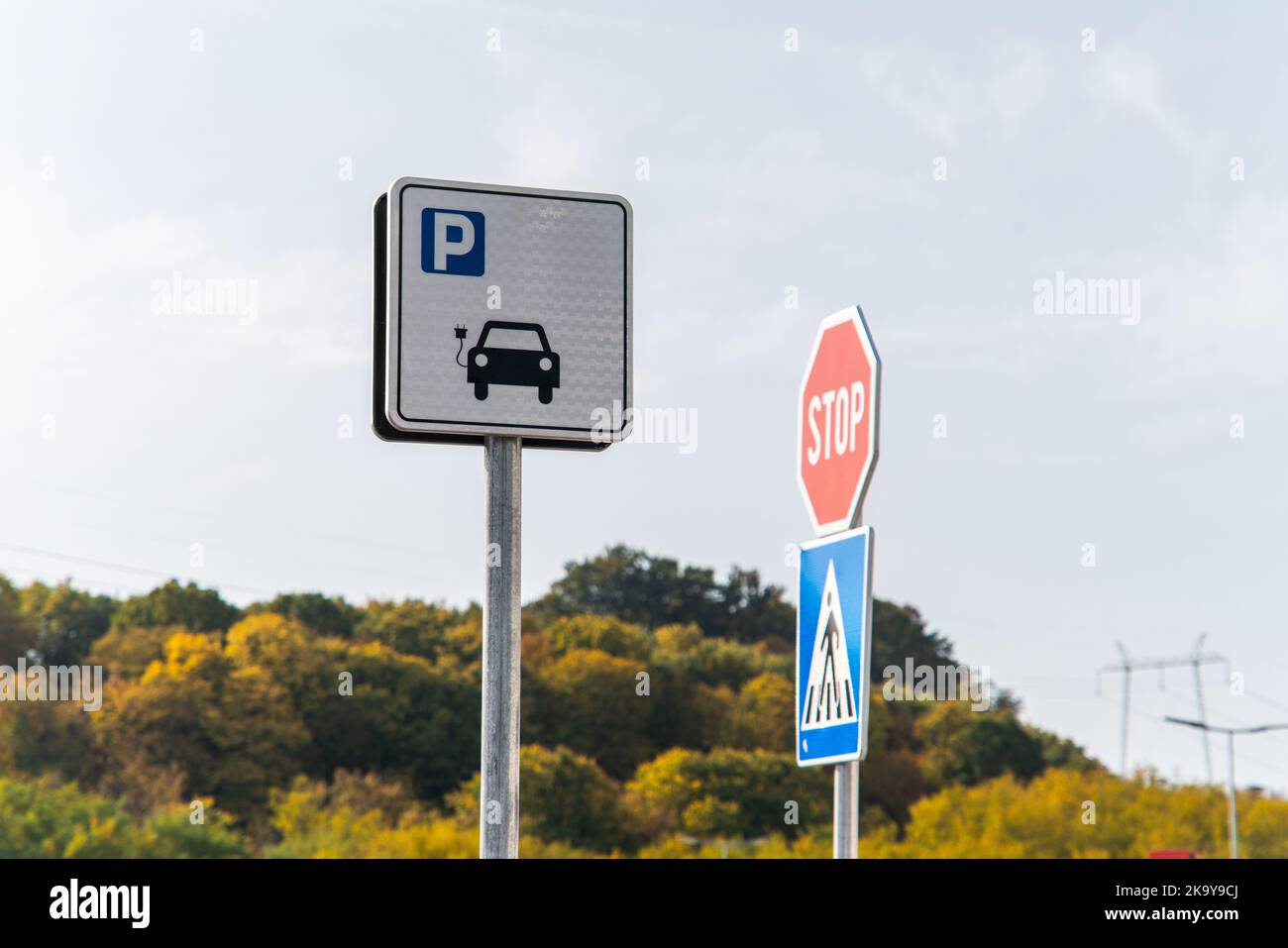 Station street road sign hi-res stock photography and images - Alamy