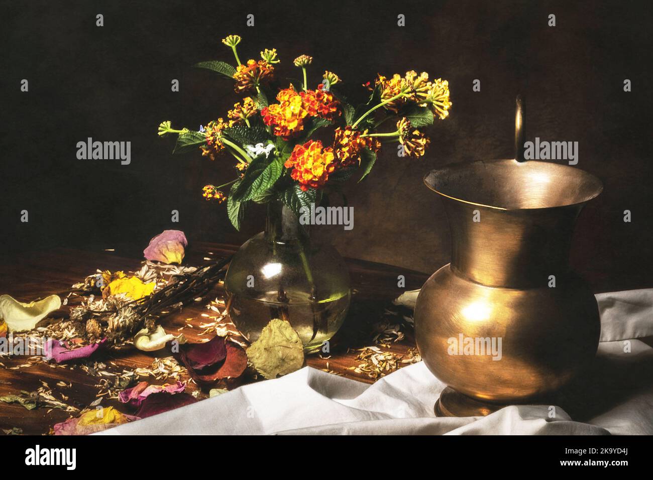 Bodegón de cacharro de bronce, flores secas y frescas. Stock Photo