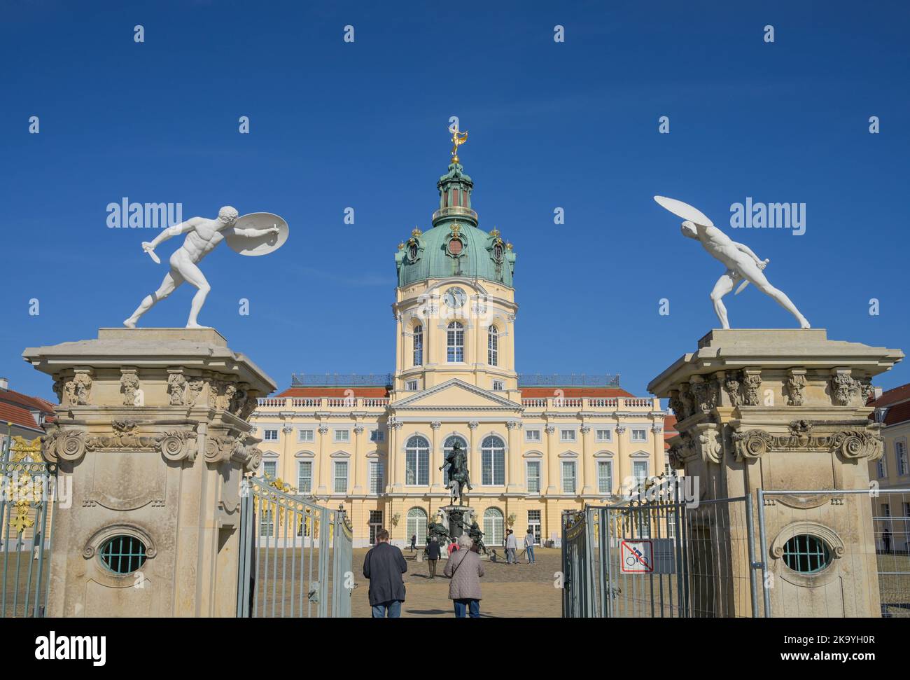 Figuren, Kämpfer mit Schild, Schloss Charlottenburg, Spandauer Damm, Charlottenburg, Berlin, Deutschland Stock Photo