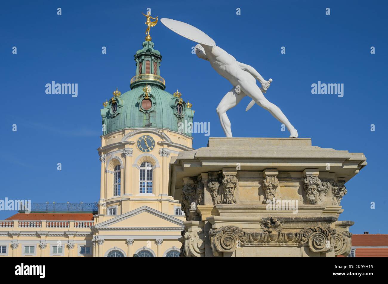 Figur, Kämpfer mit Schild, Schloss Charlottenburg, Spandauer Damm, Charlottenburg, Berlin, Deutschland Stock Photo