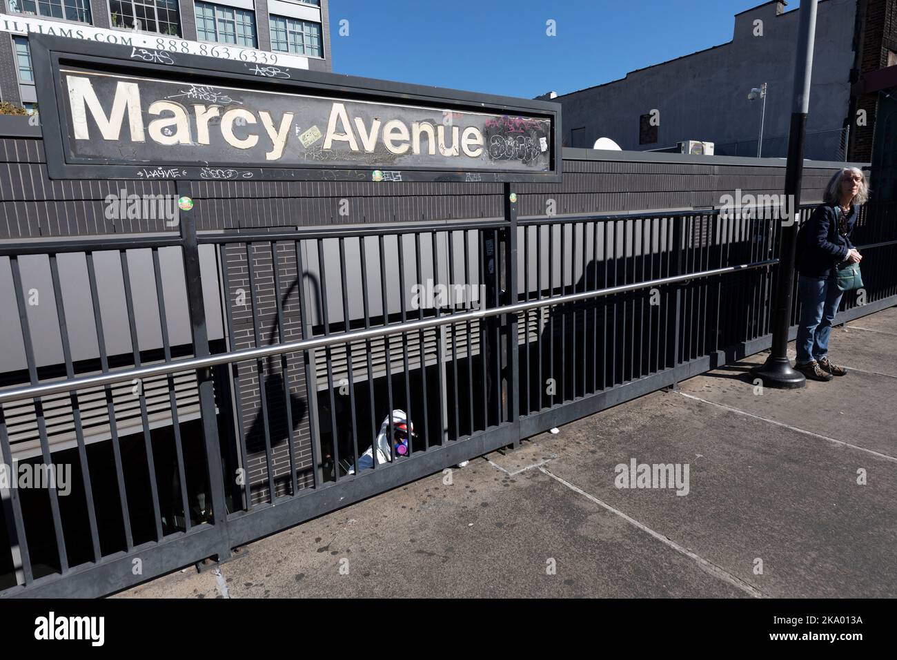 Marcy Avenue subway platform, Williamsburg, New York Stock Photo Alamy