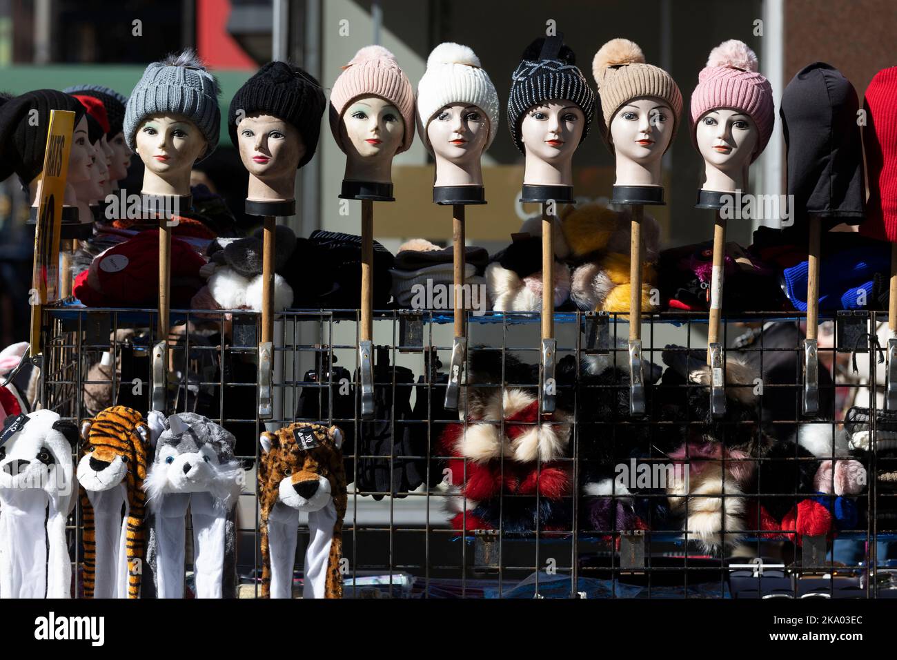 Mannequins sidewalk hats vendor, Manhattan Stock Photo Alamy