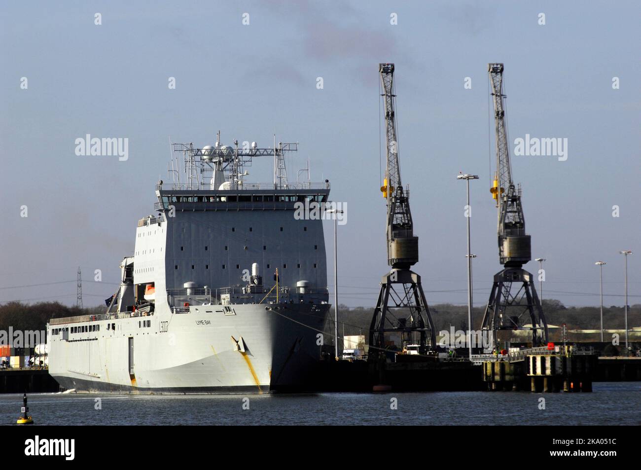 AJAXNETPHOTO. 22ND FEB, 2014. MARCHWOOD, SOUTHAMPTON, ENGLAND. - RFA SHIP AT MARCHWOOD - RFA LYME BAY DOCKED ALONGSIDE AT THE MARCHWOOD BASE. LYME BAY (L3007) IS A BAY CLASS AUXILLIARY LANDING SHIP DOCK (LSD(A)), THE LAST OF HER CLASS TO ENTER SERVICE IN 2007. PHOTO:JONATHAN EASTLAND/AJAX REF:D142202 4039 Stock Photo