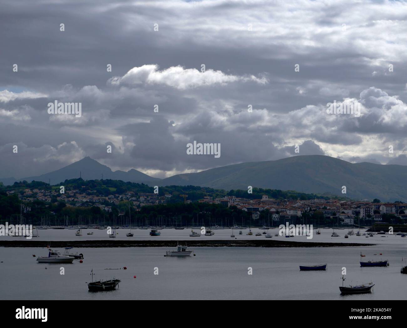 AJAXNETPHOTO. OCTOBER, 2019. HONDARRIBIA, SPAIN. - AUTUMNAL SKY - CHANGEABLE WEATHER STRATUS AND CUMULUS CLOUD DRIFT OVER THE PYRENEES MOUNTAINS. PHOTO:JONATHAN EASTLAND/AJAX REF:GX8 190110 737 Stock Photo