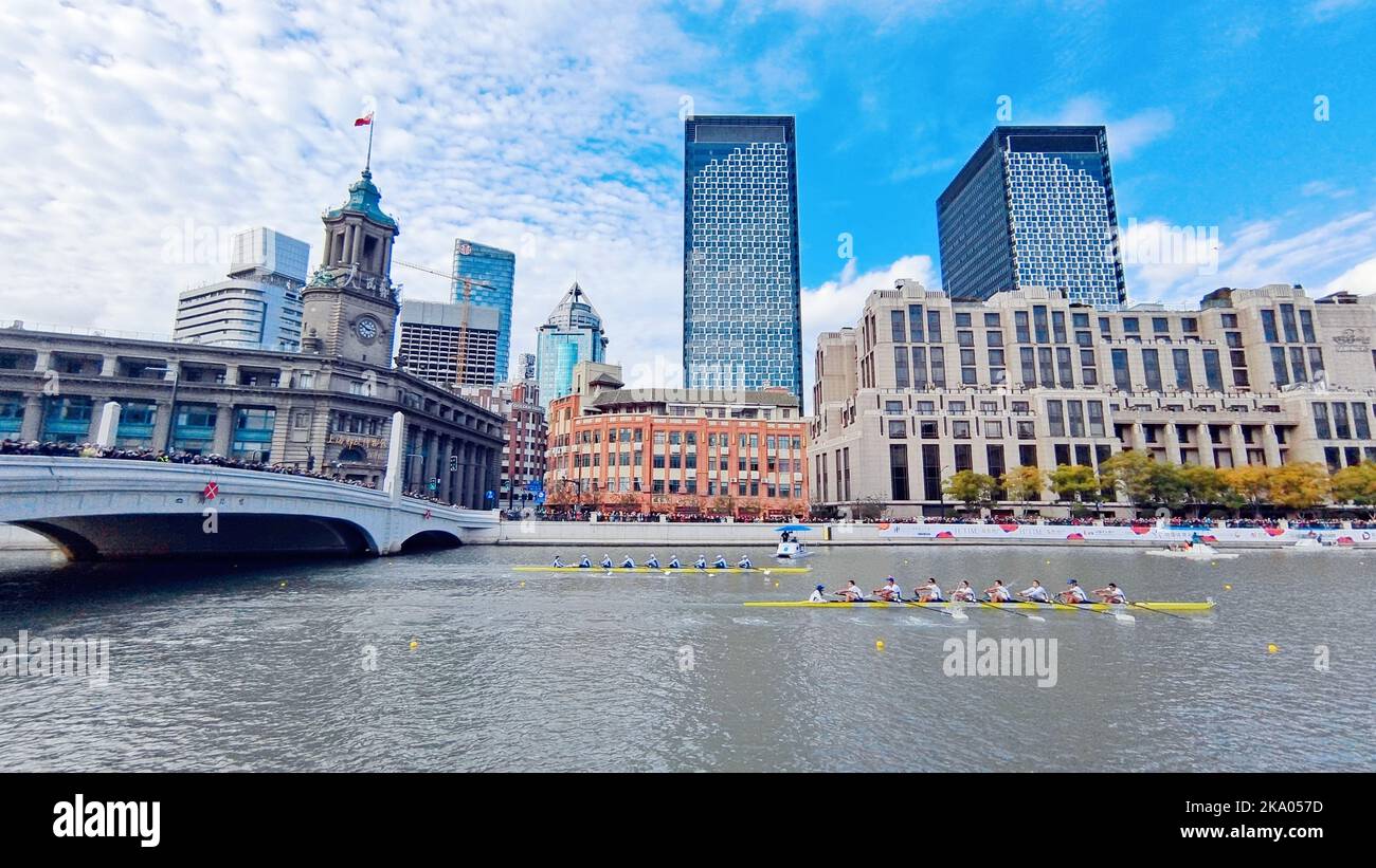 SHANGHAI, CHINA - OCTOBER 30, 2022 - A view of the 2022 Shanghai Open Rowing competition on the Suzhou River in Shanghai, China, Oct 30, 2022. The com Stock Photo