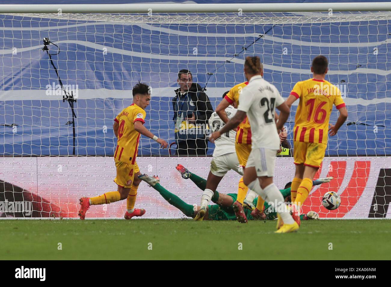 Madrid, Spanien. 30th Oct, 2022. Madrid Spain; 10.30.2022.- Real Madrid draws 1 with Girona in Spanish Football League match on matchday 12. Match held at the Santiago Bernabeu Stadium in the capital of the Kingdom of Spain. Real Madrid's goal was scored by Vinicius Jr. 70' Girona's goal by Cristhian Stuani from a penalty 80' Credit: Juan Carlos Rojas/dpa/Alamy Live News Stock Photo