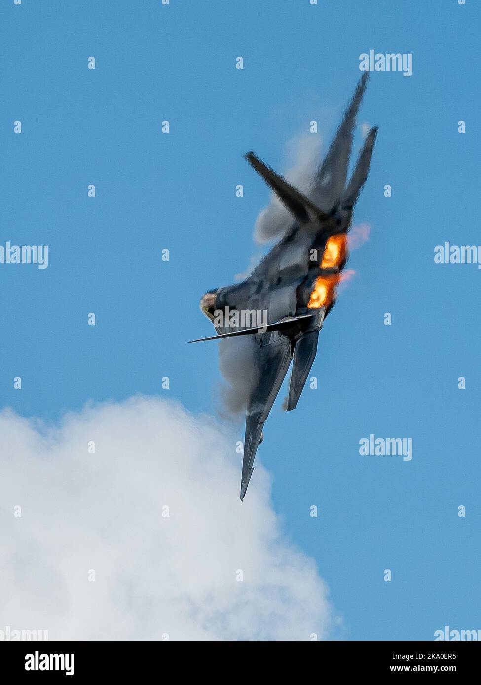 Sanford, FL, USA. 30th Oct, 2022. F22 Raptor performs maneuvers during