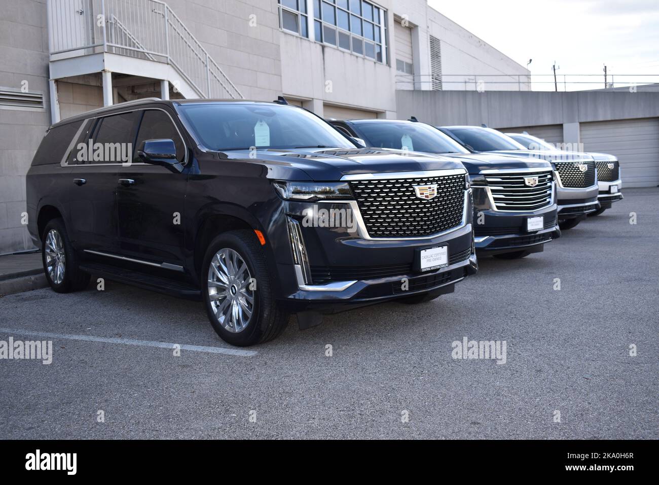 Cadillac escalade off road hires stock photography and images Alamy
