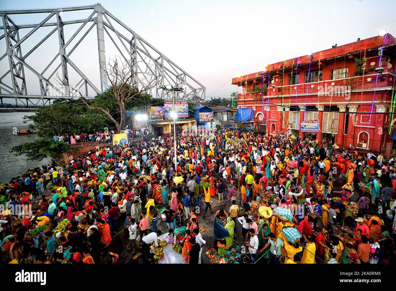 huge-number-of-devotees-are-seen-offering-prayers-to-sun-god-on-the-eve