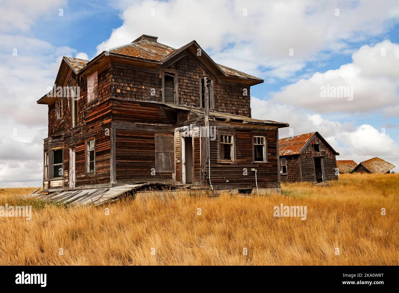An abandoned farmhouse sits on the Saskatchewan prarie near the town of Mankota Stock Photo