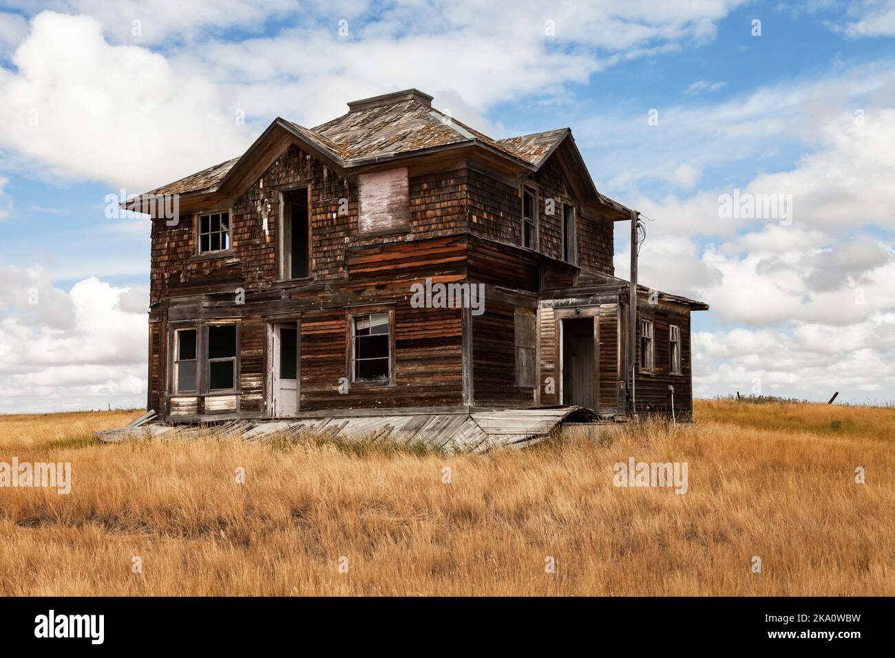 An abandoned farmhouse sits on the Saskatchewan prarie near the town of Mankota Stock Photo