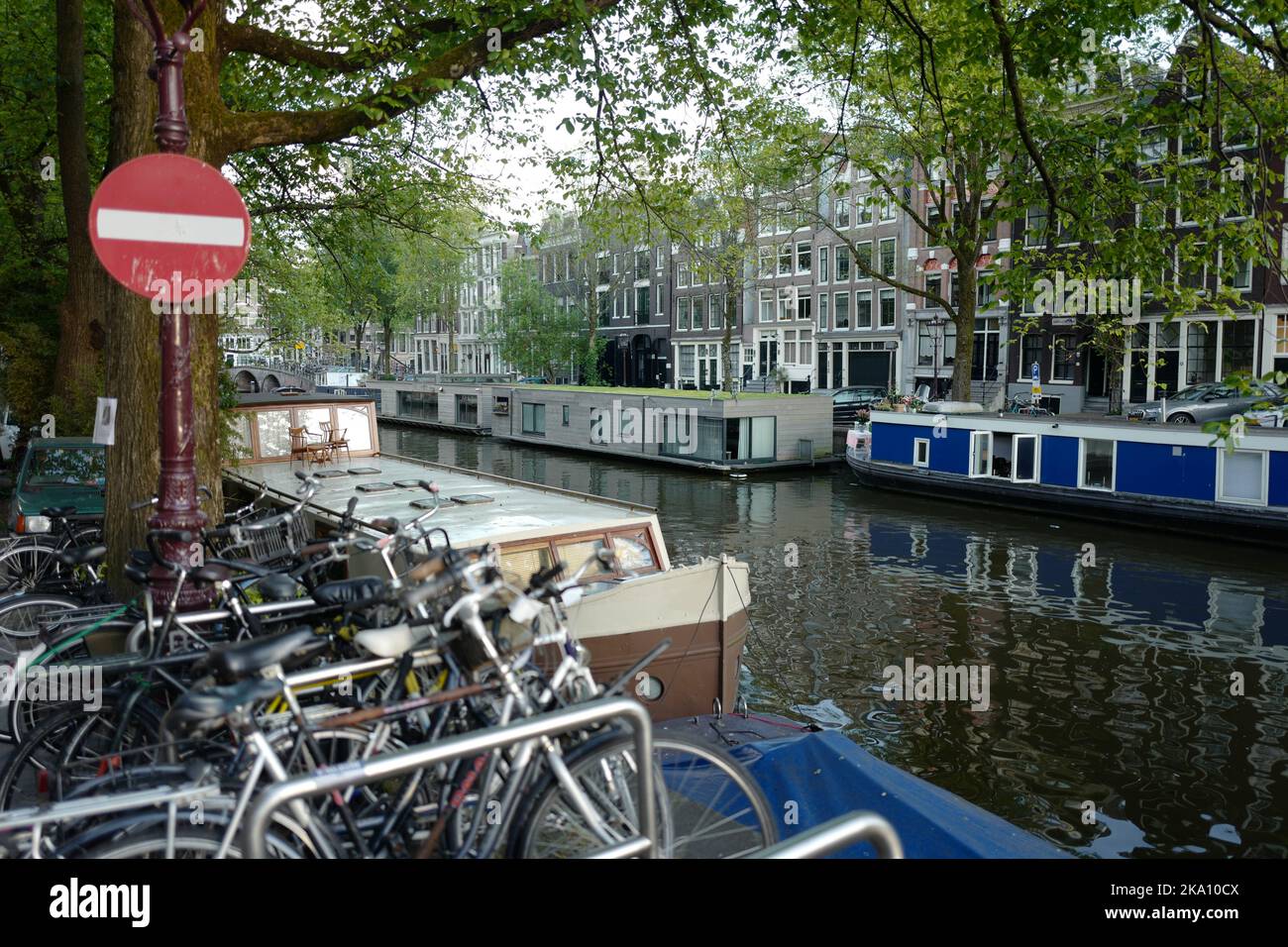 Modern houseboats in Amsterdam Brouwersgracht Stock Photo