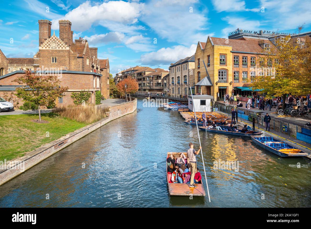 Punting on the River Cam between of Magdalene College and Scudamore's Quayside. Cambridge, England Stock Photo