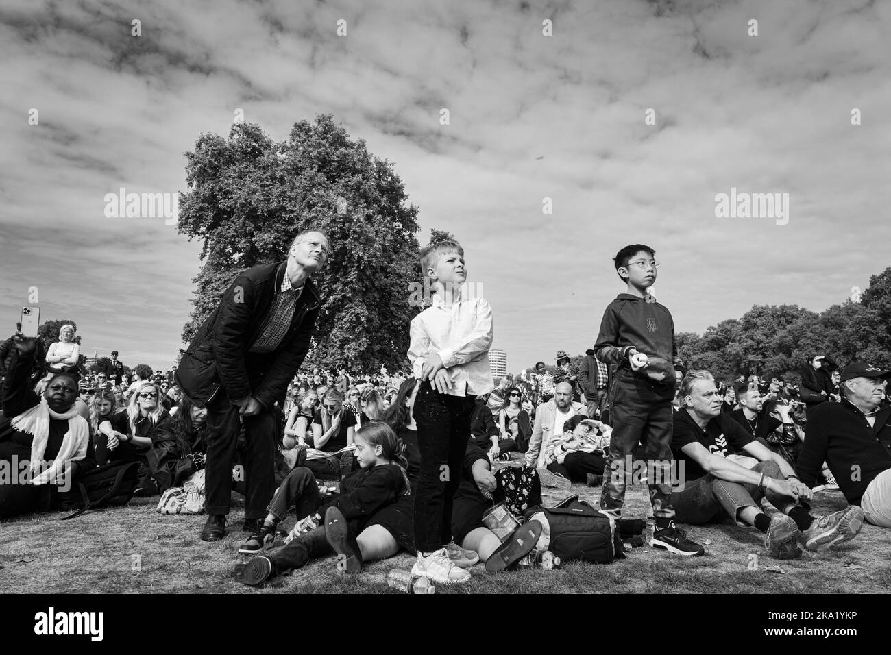 Mourners at the public gathering for the funeral of Queen Elizabeth II, London. 19th September 2022. Stock Photo