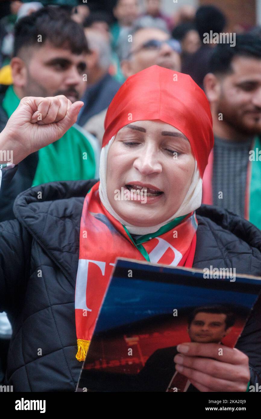 Supporters of Pakistan Tehreek-e-Insaf arrive at Avenfield House where Nawaz Sharif, the former Priminster of Pakistan resides, to protests against th Stock Photo