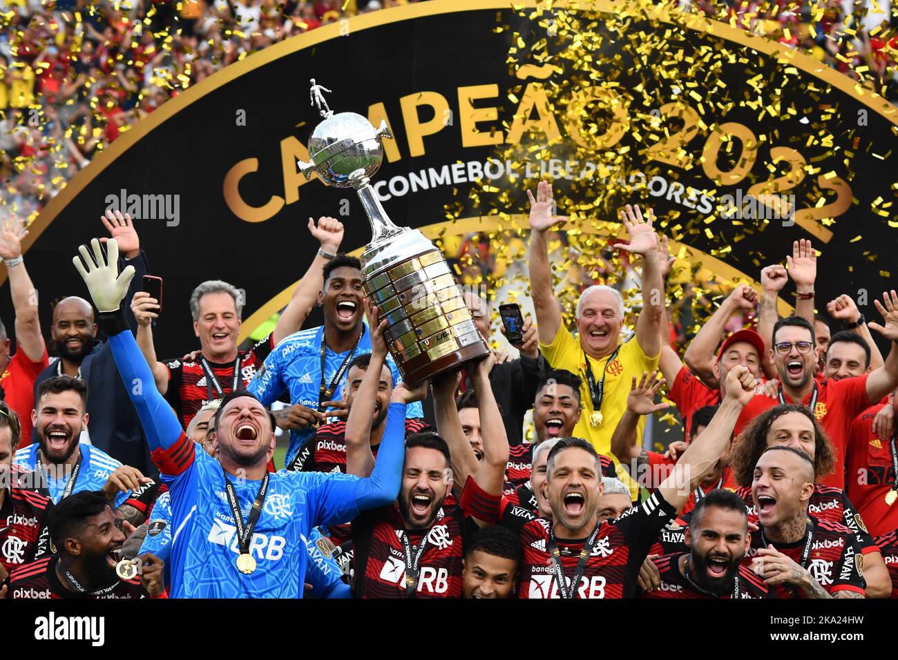 Diego Alves, Éverton Ribeiro, Diego Ribas e os do Flamengo, comemoram o título após a partida entre Flamengo e Athletico, pela Final da Copa Libertadores 2022, no Estádio Monumental Isidro Romero Carbo neste sábado 29. Stock Photo