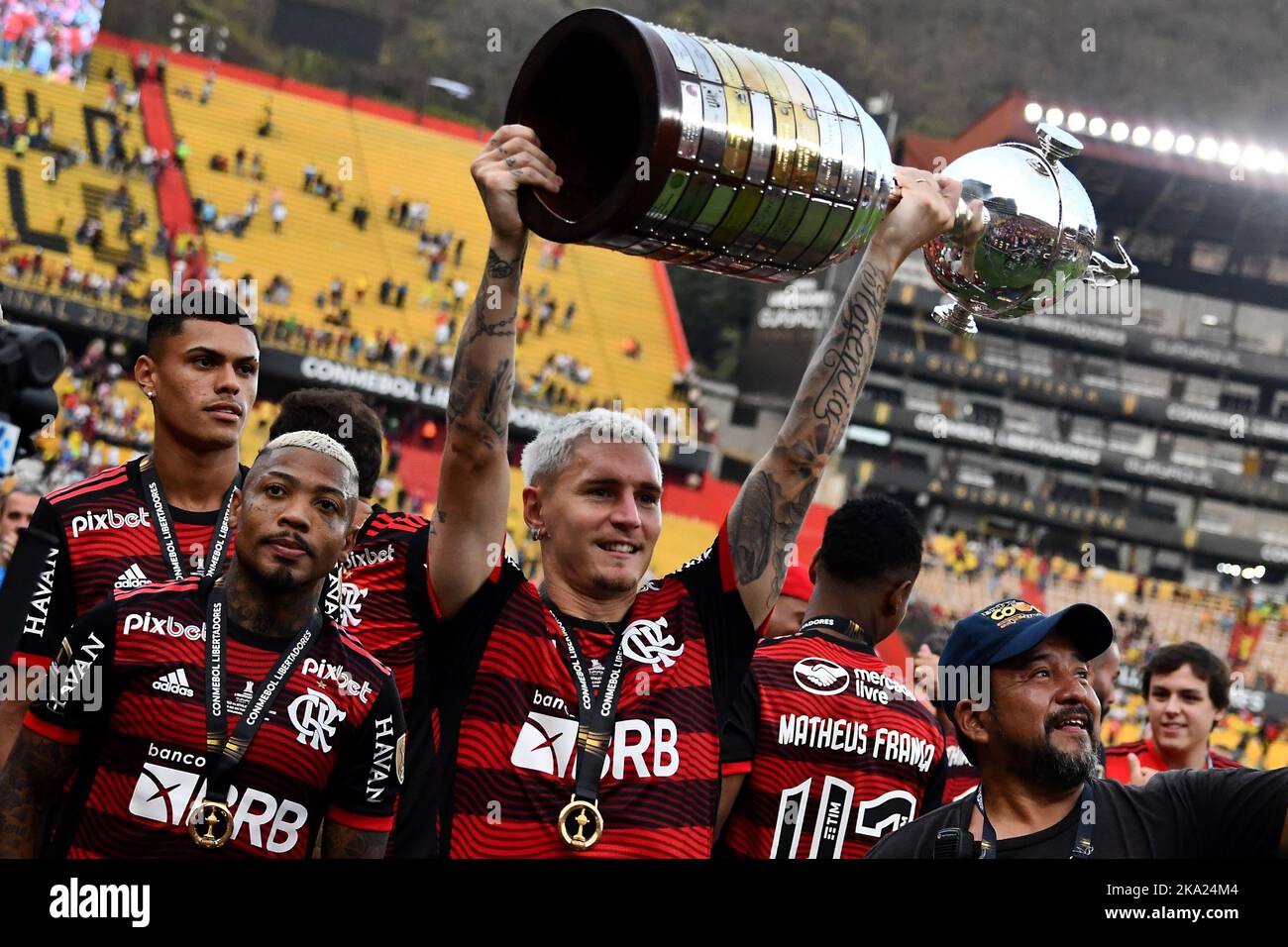 Erick Pulgar do Flamengo, comemora o título após a partida entre Flamengo e Athletico, pela Final da Copa Libertadores 2022, no Estádio Monumental Isidro Romero Carbo neste sábado 29. Stock Photo