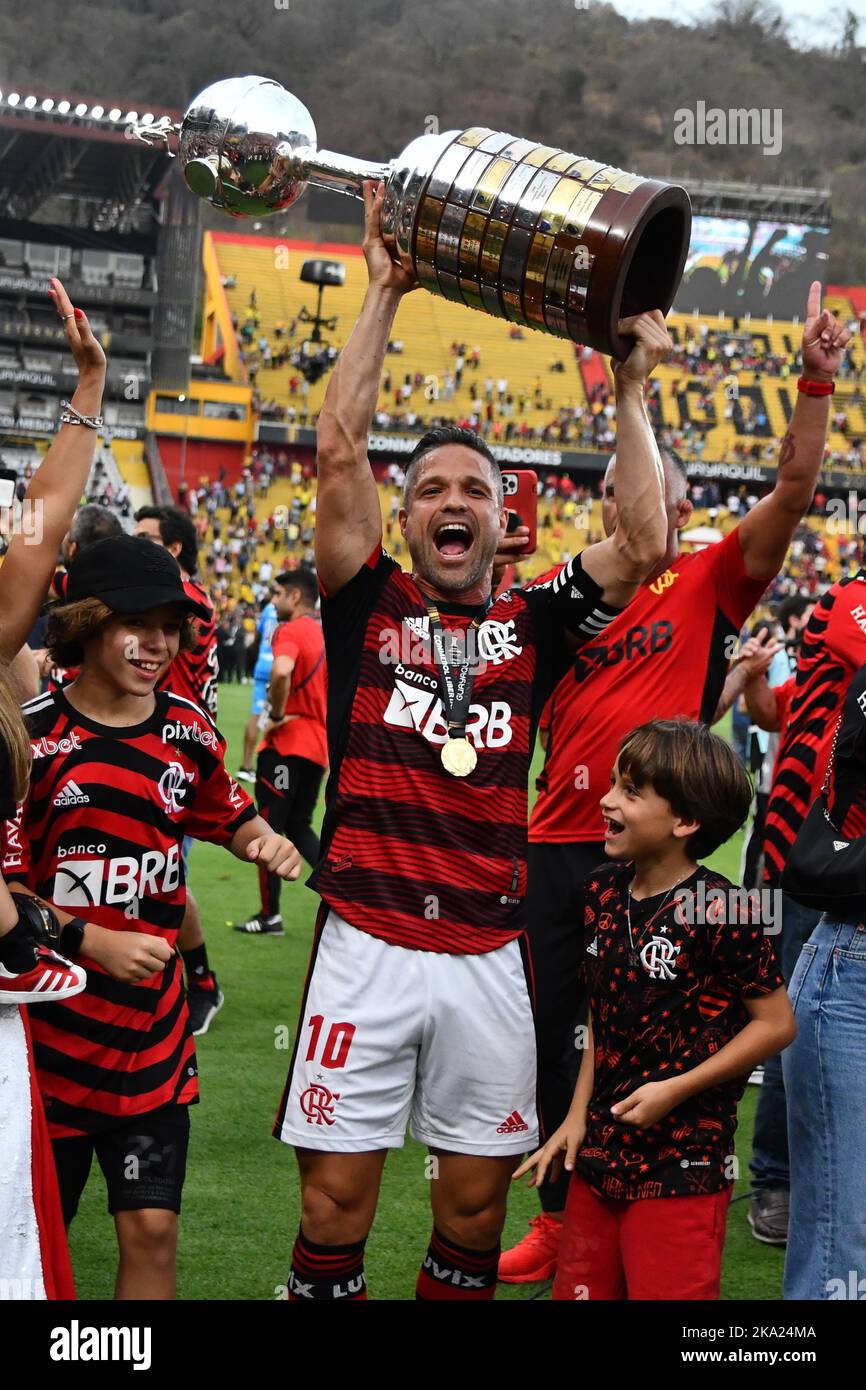 Diego Ribas do Flamengo, comemora o título após a partida entre Flamengo e Athletico, pela Final da Copa Libertadores 2022, no Estádio Monumental Isidro Romero Carbo neste sábado 29. Stock Photo