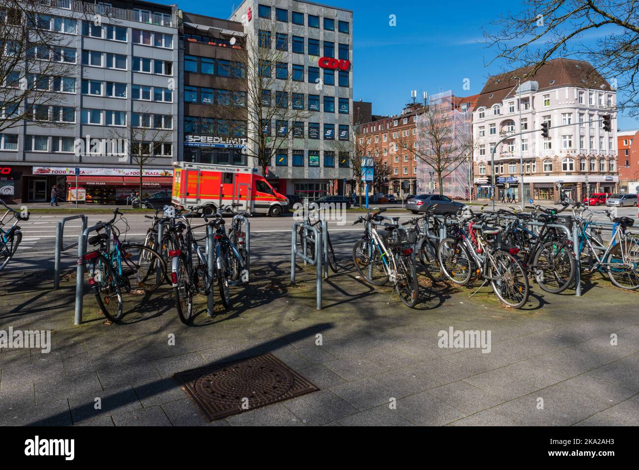 Fahrradstraßen und Velorouten, sowie Abstellmöglichkeiten prägen das Stadtbild Kiels als Fahradstadt Stock Photo