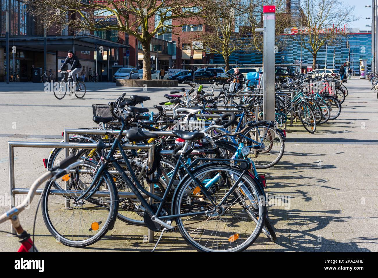 Fahrradstraßen und Velorouten, sowie Abstellmöglichkeiten prägen das Stadtbild Kiels als Fahradstadt Stock Photo