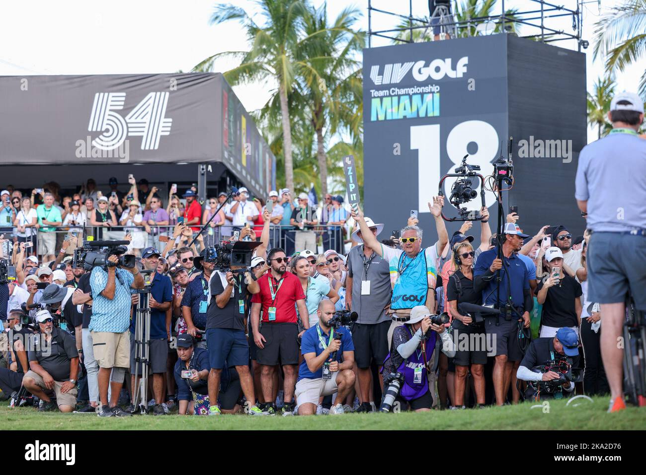 Miami, United States Of America. 30th Oct, 2022. DORAL, FLORIDA - OCTOBER 30: Fans watch play on the 18th green during the team championship stroke-play round of the LIV Golf Invitational - Miami at Trump National Doral Miami on October 30, 2022 in Doral, Florida. (Photo by Alberto E. Tamargo/Sipa USA) Credit: Sipa USA/Alamy Live News Stock Photo