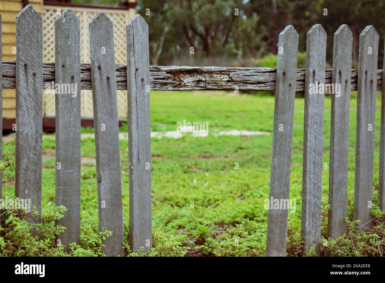 Old picket fence hi-res stock photography and images - Alamy