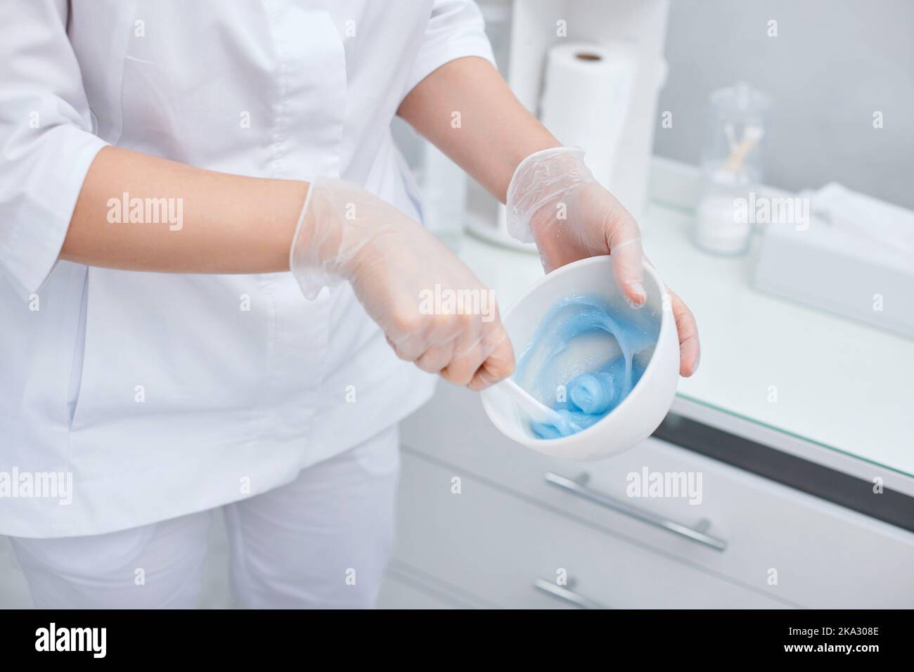 bowl with blue alginate mask in hands of beautician Stock Photo - Alamy