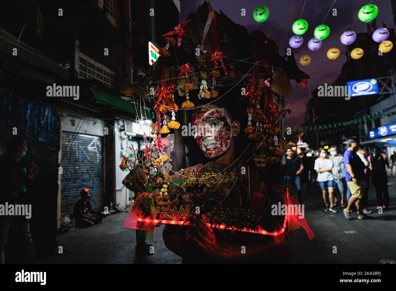 Person seen dressed ghost hi-res stock photography and images - Alamy